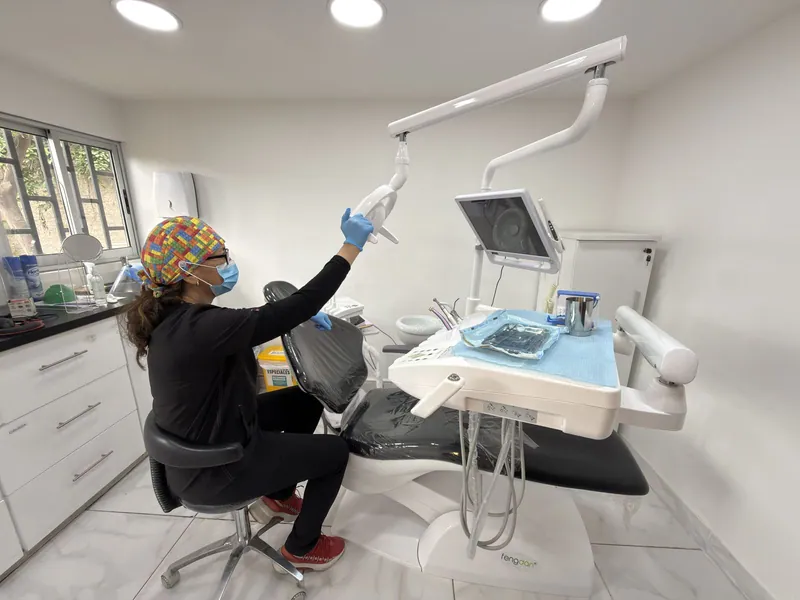 Profesional preparando el sillón y la lámpara en un box dental del Centro de Salud Integral Los Quillayes