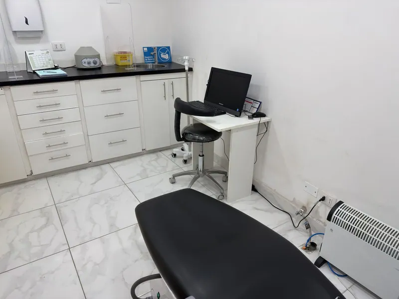 Sillón de atención y monitor en el box de toma de exámenes del Centro de Salud Integral Los Quillayes