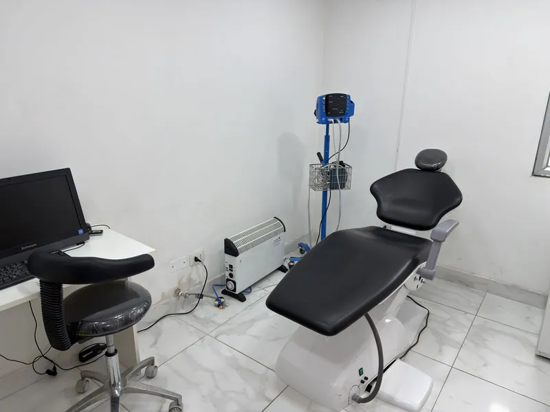 Mesón de trabajo y sillón del box de toma de exámenes del Centro de Salud Integral Los Quillayes