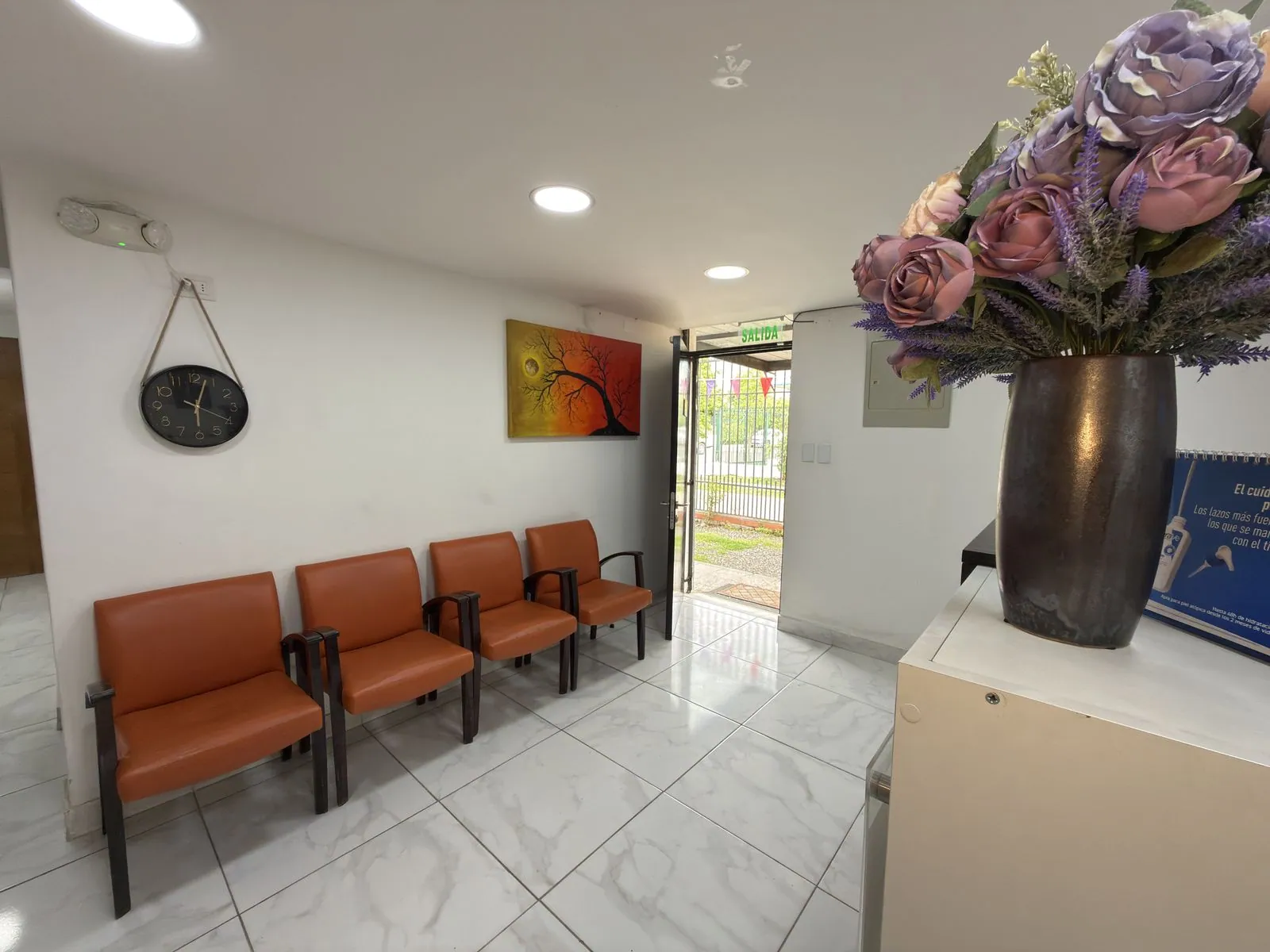 Sala de espera con asientos del Centro de Salud Integral Los Quillayes